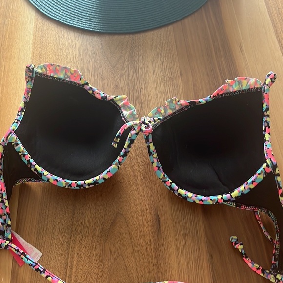 Victoria’s Secrets Bikini Top
34C
Gently used. 
Excellent Condition 
#89A - Picture 3 of 9